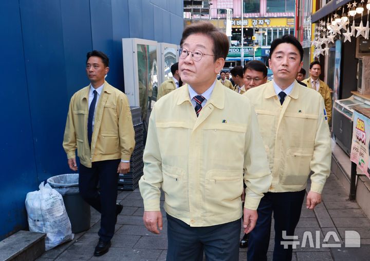 [서울=뉴시스] 고범준 기자 = 이재명 대통령이 12일 서울 용산구 이태원 참사 현장 '10·29 기억과 안전의 길'을 둘러보고 있다. (대통령실통신사진기자단) 2025.06.12. bjko@newsis.com