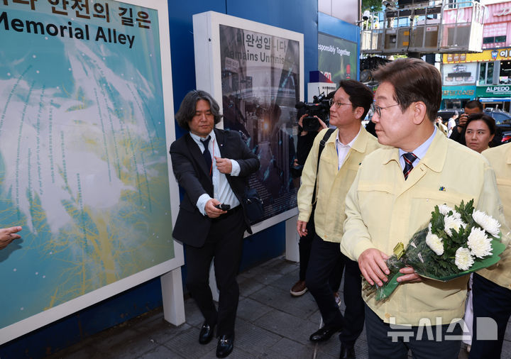 [서울=뉴시스] 고범준 기자 = 이재명 대통령이 12일 서울 용산구 이태원 참사 현장 '10·29 기억과 안전의 길'을 찾아 희생자를 추모하며 헌화하고 있다. (대통령실통신사진기자단) 2025.06.12. bjko@newsis.com