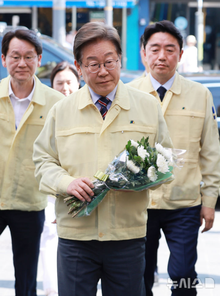 [서울=뉴시스] 고범준 기자 = 이재명 대통령이 12일 서울 용산구 이태원 참사 현장 '10·29 기억과 안전의 길'을 찾아 헌화하기 위해 이동하고 있다. (대통령실통신사진기자단) 2025.06.12. bjko@newsis.com