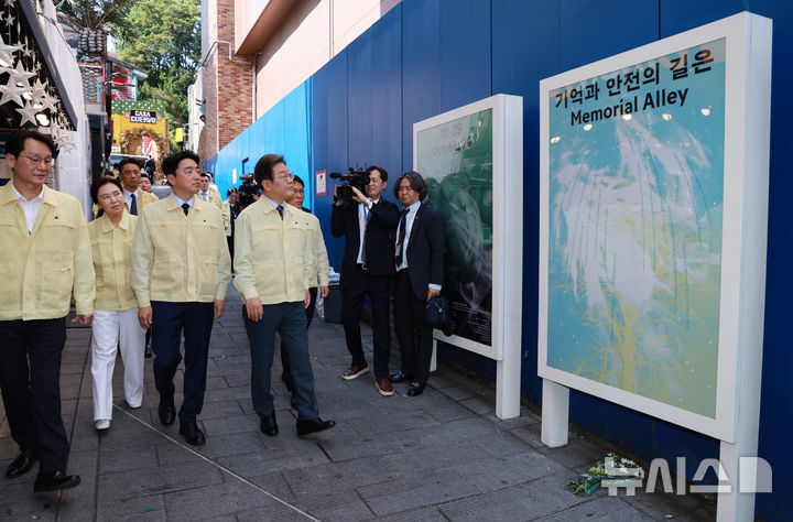[서울=뉴시스] 고범준 기자 = 이재명 대통령이 12일 서울 용산구 이태원 참사 현장 '10·29 기억과 안전의 길'을 둘러보고 있다. (대통령실통신사진기자단) 2025.06.12. bjko@newsis.com