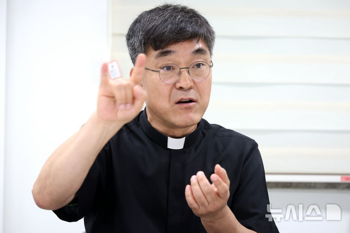 [서울=뉴시스] 박진희 기자 = 박민서 베네딕토 신부가 지난 12일 서울 중구 평화방송빌딩에서 인터뷰 하고 있다. 아시아 최초 농인(聾人, 청각장애로 인해 수어로 의사소통을 하는 사람) 사제인 박 신부는 최근 첫 저서 '에파타! 시노드에 응답하는 농인 교회'를 출간했다. 2025.06.14. pak7130@newsis.com