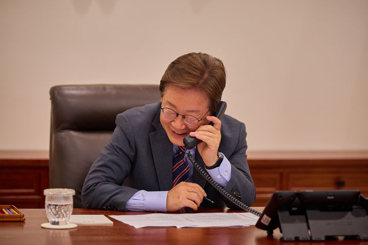 [서울=뉴시스] 이재명 대통령이 12일 서울 용산구 대통령실 청사 집무실에서 앤소니 알바니지 호주 총리와 전화 통화를 하고 있다. (사진=대통령실 제공) 2025.06.12. photo@newsis.com *재판매 및 DB 금지