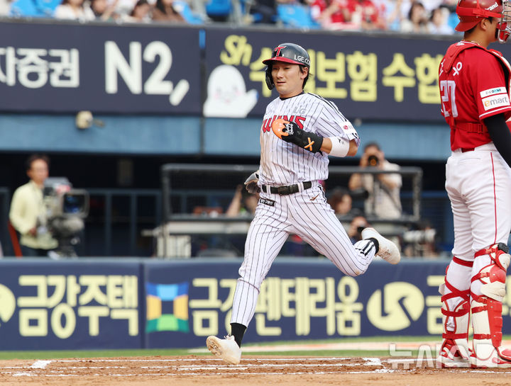 [서울=뉴시스] 이영환 기자 = 12일 오후 서울 송파구 잠실야구장에서 열린 2025 KBO리그 SSG 랜더스와 LG 트윈스의 경기, 1회말 1사 1,3루에서 LG 문보경의 희생플라이에 3루주자 신민재가 홈인하고 있다. 2025.06.12. 20hwan@newsis.com