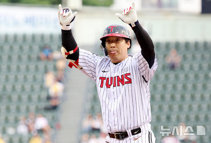 [서울=뉴시스] 이영환 기자 = 지난달 12일 오후 서울 송파구 잠실야구장에서 열린 2025 KBO리그 SSG 랜더스와 LG 트윈스의 경기, 1회말 무사 1루에서 LG 김현수가 안타를 친 후 세리머니를 하고 있다. 2025.06.12. 20hwan@newsis.com