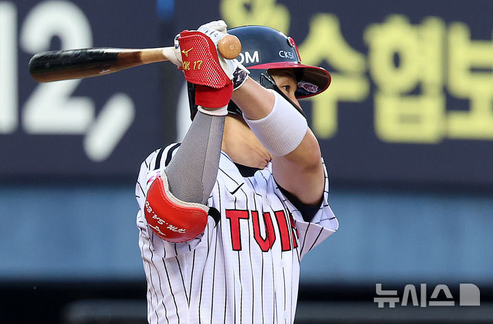 [서울=뉴시스] 이영환 기자 = 12일 오후 서울 송파구 잠실야구장에서 열린 2025 KBO리그 SSG 랜더스와 LG 트윈스의 경기, 3회말 LG 선두타자 박해민이 안타를 날리고 있다. 2025.06.12. 20hwan@newsis.com