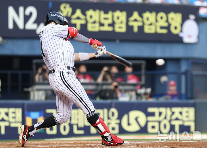 [서울=뉴시스] 이영환 기자 = 6월2일 오후 서울 송파구 잠실야구장에서 열린 2025 KBO리그 SSG 랜더스와 LG 트윈스의 경기, 3회말 LG 선두타자 박해민이 안타를 날리고 있다. 2025.06.12. 20hwan@newsis.com