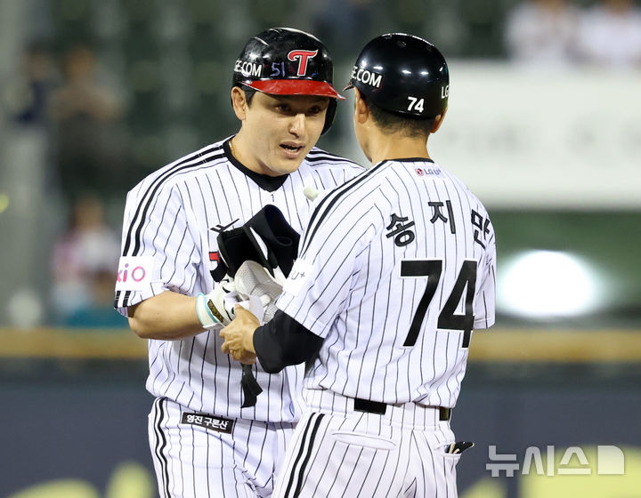 [서울=뉴시스] 이영환 기자 = 12일 오후 서울 송파구 잠실야구장에서 열린 2025 KBO리그 SSG 랜더스와 LG 트윈스의 경기, 5회말 2사 1,3루에서 대타로 나선 LG 박동원이 2타점 2루타를 날린 후 송지만 코치와 대화를 하고 있다. 2025.06.12. 20hwan@newsis.com