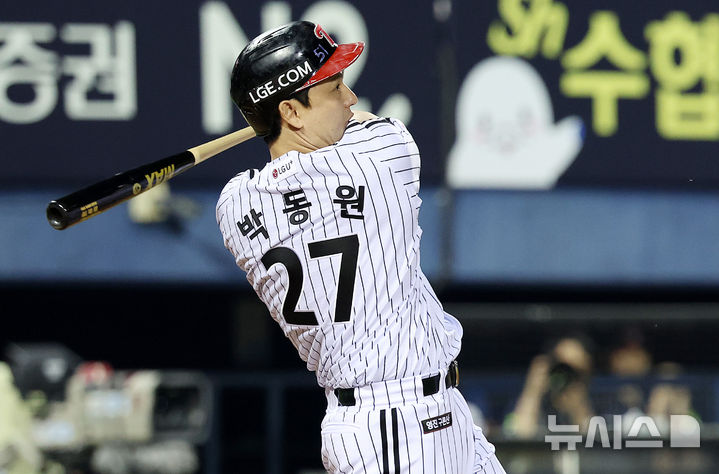 [서울=뉴시스] 이영환 기자 = 12일 오후 서울 송파구 잠실야구장에서 열린 2025 KBO리그 SSG 랜더스와 LG 트윈스의 경기, 5회말 2사 1,3루에서 대타로 나선 LG 박동원이 2타점 2루타를 날리고 있다. 2025.06.12. 20hwan@newsis.com