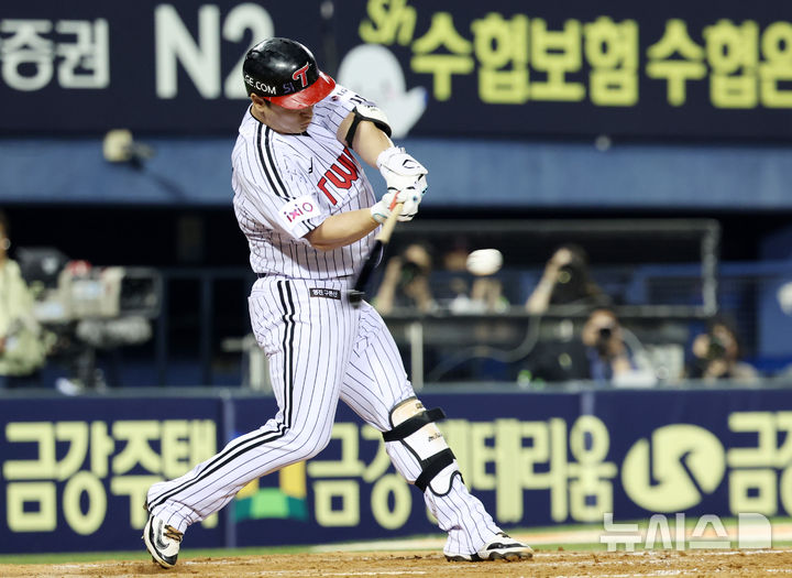 [서울=뉴시스] 이영환 기자 = 12일 오후 서울 송파구 잠실야구장에서 열린 2025 KBO리그 SSG 랜더스와 LG 트윈스의 경기, 5회말 2사 1,3루에서 대타로 나선 LG 박동원이 2타점 2루타를 날리고 있다. 2025.06.12. 20hwan@newsis.com