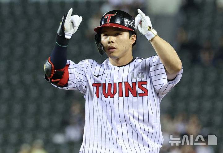 [서울=뉴시스] 이영환 기자 = 12일 오후 서울 송파구 잠실야구장에서 열린 2025 KBO리그 SSG 랜더스와 LG 트윈스의 경기, 5회말 2사 2,3루에서 LG 문성주가 1타점 안타를 날린 후 기뻐하고 있다. 2025.06.12. 20hwan@newsis.com