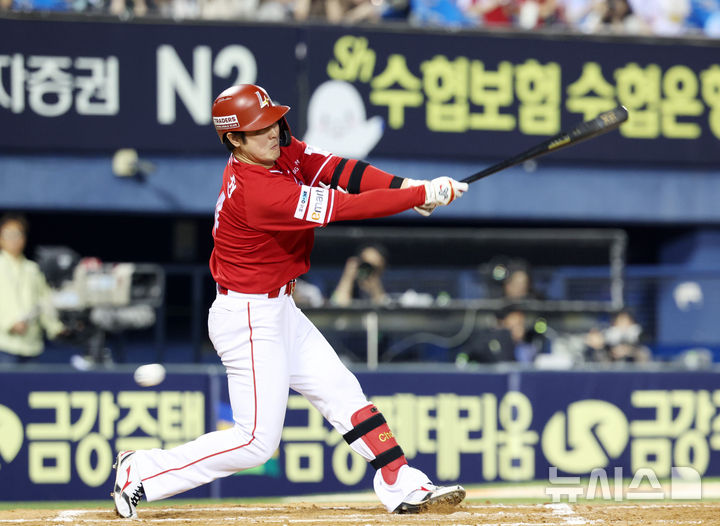 [서울=뉴시스] 이영환 기자 = 12일 오후 서울 송파구 잠실야구장에서 열린 2025 KBO리그 SSG 랜더스와 LG 트윈스의 경기, 6회초 2사 1,2루에서 SSG 최정이 삼진아웃 당하고 있다. 2025.06.12. 20hwan@newsis.com