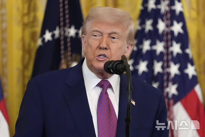 [워싱턴=AP/뉴시스]도널드 트럼프 대통령이 12일(현지 시간) 미국 워싱턴DC 백악관 이스트룸에서 2035년까지 휘발유차 신차 판매를 금지하는 캘리포니아주 규제를 무력화하는 결의안에 서명하고 있다. 2025.06.13.