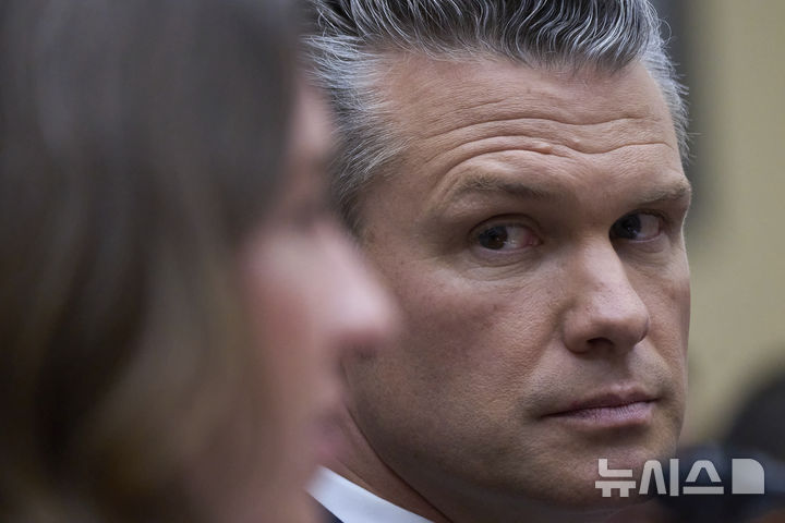 [워싱턴=AP/뉴시스]피트 헤그세스 미국 국방장관이 12일(현지 시간) 미 하원 군사위원회 청문회에 참석한 모습. 2025.06.13.