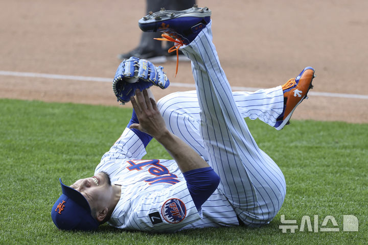 [뉴욕=AP/뉴시스] 뉴욕 메츠 투수 센가 고다이가 12일(현지 시간) 미 뉴욕주 뉴욕에 위치한 시티필드에서 펼쳐진 워싱턴 내셔널스전 6회초 1사 후 타자 CJ 에이브럼스를 1루수 땅볼로 처리하는 과정에서 햄스트링(허벅지 뒤 근육)을 다쳐 고통스러워하고 있다. 2025.06.12.