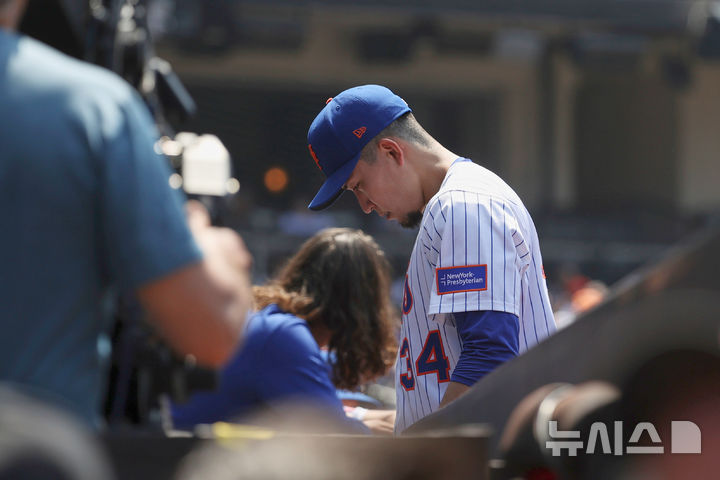 [뉴욕=AP/뉴시스] 뉴욕 메츠 투수 센가 고다이가 12일(현지 시간) 미 뉴욕주 뉴욕에 위치한 시티필드에서 펼쳐진 워싱턴 내셔널스전에 선발로 등판해 6회초 1사 후 타자 CJ 에이브럼스를 1루수 땅볼로 처리하는 과정에서 햄스트링(허벅지 뒤 근육)을 다치는 악재를 만났다. 