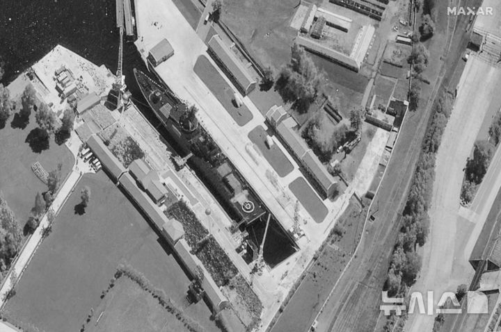 [라진=AP/뉴시스] 맥사 테크놀로지스가 제공한 위성 사진에 지난달 8일 북한 라진 조선소에서 북한의 신형 5천t급 구축함이 재진수를 앞두고 있다. 2025.06.13.