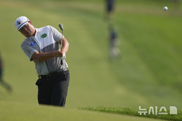 [오크몬트=AP/뉴시스] 임성재가 12일(현지 시간) 미 펜실베이니아주 오크몬트의 오크몬트 컨트리클럽에서 열린 제125회 US오픈 첫날 3번 홀에서 티샷하고 있다. 일부 선수의 경기가 남은 가운데 임성재는 2언더파 68타로 김시우와 함께 공동 3위에 이름을 올렸다. 2025.06.13.