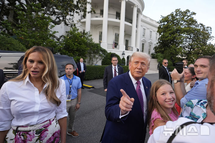 [워싱턴=AP/뉴시스]도널드 트럼프 미 대통령 부부가 12일(현지시각) 백악관에서 열린 의원 및 가족 초청 행사에 참석한 사람들을 환영하고 있다. 트럼프가 13일 일본 제철의 US 스틸 인수를 허가하는 행정명령에 서명했다. 