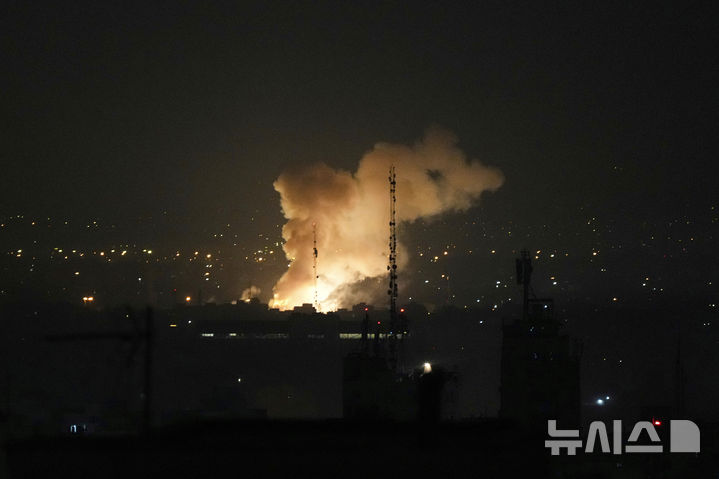 [테헤란=AP/뉴시스] 13일(현지 시간) 이스라엘이 이란 전역의 핵 프로그램 및 군사 시설 수십 곳에 대해 대규모 선제 공격을 감행한 가운데, 이란 테헤란에서 폭발 후 연기가 피어오르고 있다. 2025.06.13.