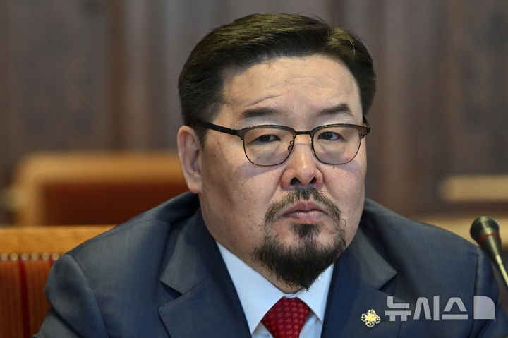 [부다페스트(헝가리)=AP/뉴시스]잔단샤타르 곰보자브 몽골 국회의장(당시)이 2024년 3월6일 헝가리 부다페스트의 의회에서 헝가리 의회 회의를 지켜보고 있다. 몽골 의회는 집권 몽골인민당 내 이례적인 공권력 투쟁으로 잔단샤타르 곰보자브 총리를 해임하기로 투표를 통해 결정했다. 2025.10.17.