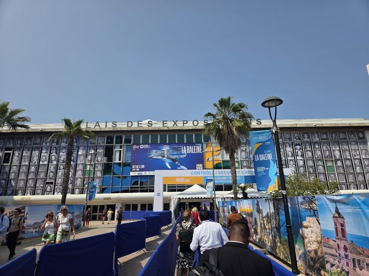 [니스=뉴시스] 이혜원 기자 = 12일(현지 시간) 제3차 유엔 해양총회가 열린 프랑스 니스의 '라발렌'(La Baleine) 전시장 앞에 관람객들이 입장하기 위해 기다리고 있다. 10만 명이 다녀갈 것으로 예상되는 이번 전시장에선 플라스틱 오염에 대한 관심이 높았다. 2025.06.13. hey1@newsis.com *재판매 및 DB 금지 *재판매 및 DB 금지