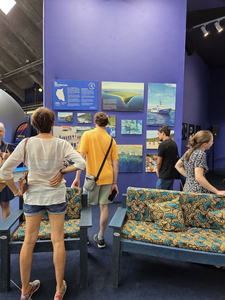 [니스=뉴시스] 이혜원 기자 = 12일(현지 시간) 프랑스 니스의 '라발렌'(La Baleine) 전시장을 찾은 관람객들이 '플라스틱 오디세이' 부스를 둘러보고 있다. 2025.06.13. hey1@newsis.com *재판매 및 DB 금지 *재판매 및 DB 금지