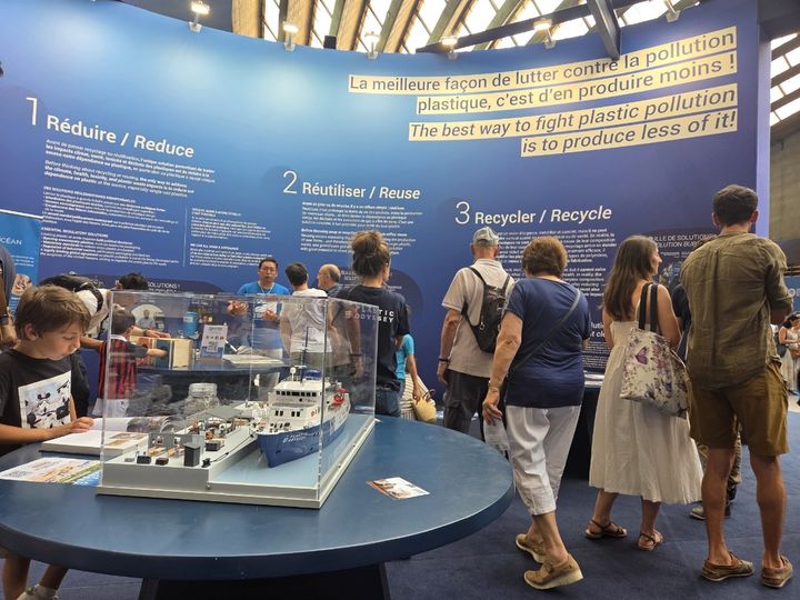 [니스=뉴시스] 이혜원 기자 = 12일(현지 시간) 프랑스 니스의 '라발렌'(La Baleine) 전시장을 찾은 관람객들이 '플라스틱 오디세이' 부스를 둘러보고 있다. 2025.06.13. hey1@newsis.com *재판매 및 DB 금지 *재판매 및 DB 금지