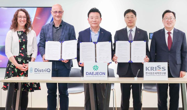 [캐나다=뉴시스]표준과학연구원과 캐나다 퀘벡 셔브룩시 디스트리큐가 12일(현지시간) 양자기술 협약식을 가졌다. 2025. 06. 12 photo@newsis.com *재판매 및 DB 금지