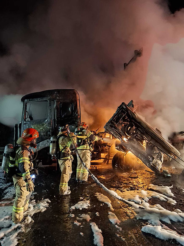 지난 12일 오후 10시 55분경, 삼척시 근덕면 하맹방리 7번 국도를 따라 삼척 방향으로 운행 중이던 25t 탱크로리 차량에서 화재가 발생해 차량이 전소되었다.(사진=강원소방본부 제공) *재판매 및 DB 금지