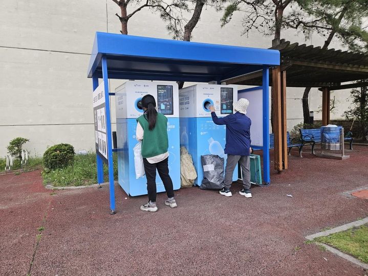 [보령=뉴시스] 보령시 투명페트병 무인회수기 이용 모습. (사진=보령시청 제공) *재판매 및 DB 금지