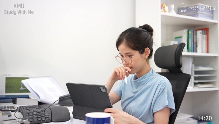 국민대 경영학부 회계전공 박소희 교수가 'Study with Me' 영상을 촬영했다. (사진=국민대 제공) *재판매 및 DB 금지