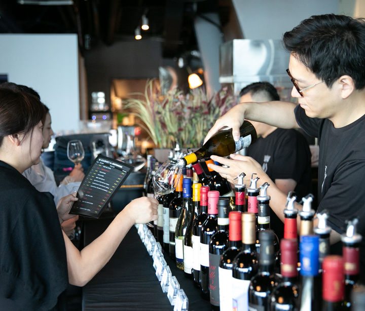 [서울=뉴시스]아영FBC는 지난 12일 오전 서울 반포 세빛섬 '무드서울(Mood Seoul)'에서 미디어 관계자를 초청해 안티노리의 와인을 소개하는 자리를 열었다.(사진=아영FBC 제공) *재판매 및 DB 금지