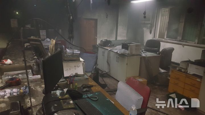 [제주=뉴시스] 12일 오후 9시32분께 제주 추자도우체국에서 화재가 발생해 소방당국이 진화에 나서고 있다. (사진=제주소방안전본부 제공) 2025.06.13. photo@newsis.com