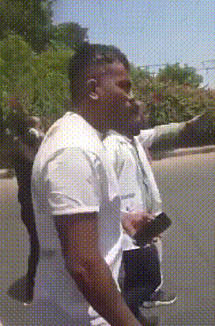 [서울=뉴시스] 12일(현지시간) 인도 아메다바드에서 발생한 에어인디아 여객기 추락사고 생존자 비슈와시 쿠마르 라메사(40)가 현장에서 혼자 절뚝거리며 빠져나오는 영상이 공개됐다. (영상=뉴욕포스트 캡처) 2025.06.13 *재판매 및 DB 금지 *재판매 및 DB 금지