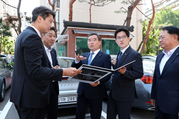 김보현 대우건설 사장(왼쪽에서 3번째)이 개포우성7차 단지를 방문해 현장을 둘러보고 있다. (사진=대우건설 제공) *재판매 및 DB 금지