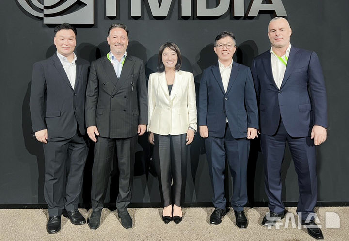 [서울=뉴시스] 팀네이버가 엔비디아와 인공지능(AI) 인프라 전문기업 넥서스 코어 시스템즈, 글로벌 투자사 로이드 캐피탈과 컨소시엄을 구성해 모로코에 차세대 AI 데이터센터를 구축한다고 13일 밝혔다. (왼쪽부터) 석상옥 네이버랩스 대표, 압델마지드 아라쿠이 후사이니 TAQA 모로코 CEO, 채선주 네이버 전략사업대표, 김유원 네이버클라우드 대표, 칼리드 아랍 로이드그룹 창업자가 GTC 파리 행사에 참석한 모습 (사진=네이버 제공)