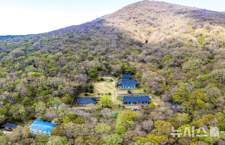 [제주=뉴시스] 한라산국립공원 볼래오름에 있는 존자암 전경. 조선시대 존자암은 사라지고, 지금은 재현해 사찰로 운영되고 있다. (사진=제주자연문화유산연구회 제공)