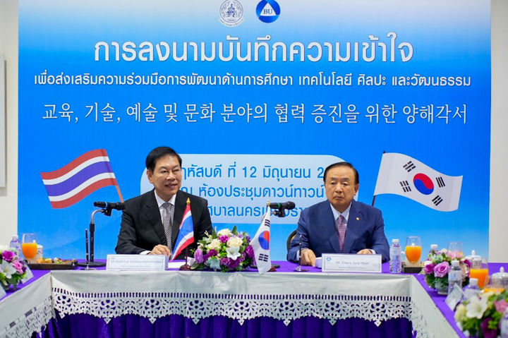 [천안=뉴시스] 치앙라이 완차이 총수따나마니 시장(왼쪽)과 백석대학교 장종현 총장이 협약식을 진행하고 있다. (사진=백석대학교 제공) 2025.06.13. photo@newsis.com. *재판매 및 DB 금지