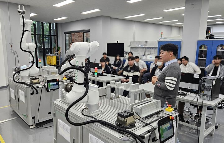 [서울=뉴시스] 한국폴리텍대학 청주캠퍼스 디지털기계시스템과에서 한국야금(주) 재직자를 대상으로 협동 로봇을 이용한 머신 텐딩(Machine Tending) 실습을 진행하고 있다. 2025.06.13. (사진=한국폴리텍대학 제공) *재판매 및 DB 금지