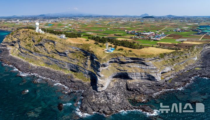 [제주=뉴시스] 화산학의 교과서로 불리는 제주시 한경면 고산리 수월봉 전경. (사진=제주자연문화유산연구회 제공)