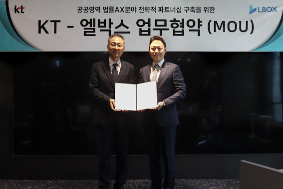 [서울=뉴시스] 유용규 KT 엔터프라이즈부문 공공사업본부장(왼쪽)과 엘박스 이진 대표가 기념 촬영을 하고 있다. (사진=KT 제공) *재판매 및 DB 금지