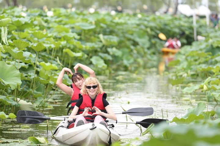 [부여=뉴시스] 부여서동연꽃축제를 찾은 외국인들이 연지 카누체험을 하고 있다. (사진=부여군 제공) 2025.06.13. photo@newsis.com *재판매 및 DB 금지