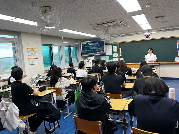 [논산=뉴시스] 건양대학교 군사학과 1학년 모교방문 모습. (사진=건양대 제공) 2025.06.13. photo@newsis.com *재판매 및 DB 금지