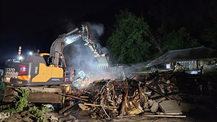 [고성(경남)=뉴시스] 신정철 기자= 경남 고성소방서는 지난 12일 밤 9시 58분께 경남 고성군 상리면 고봉리 한 단독주택에서 화재가 발생, 49.42㎡의 주택 1동이 전소됐으며, 집안에 있던 정모(50대·남)가 마루에서 숨진채 발견됐다고 밝혔다.사진은 화재 진압 모습.(사진=경남소방본부 제공).2025.06.13. photo@newsis.com&nbsp;&nbsp; *재판매 및 DB 금지
