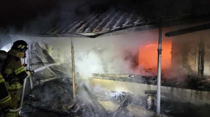 [고성(경남)=뉴시스] 신정철 기자= 경남 고성소방서는 지난 12일 밤 9시 58분께 경남 고성군 상리면 고봉리 한 단독주택에서 화재가 발생, 49.42㎡의 주택 1동이 전소됐으며, 집안에 있던 정모(50대·남)가 마루에서 숨진채 발견됐다고 밝혔다.사진은 화재 진압 모습.(사진=경남소방본부 제공).2025.06.13. photo@newsis.com&nbsp;&nbsp; *재판매 및 DB 금지