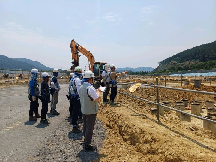 [서울=뉴시스] 부영그룹 10~17일 현장에서 장마철 대비 안전점검을 실시하는 모습. 2025.06.13. (사진=부영그룹 제공) photo@newsis.com&nbsp; *재판매 및 DB 금지