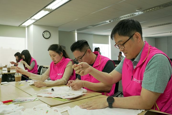 [서울=뉴시스] 지난 12일 서울 종로구 흥국생명 본사에서 임직원들이 미혼모 가정에 전달할 수면조끼 및 육아키트를 정성스럽게 만들고 있다. (사진=흥국생명 제공) 2025.06.13. photo@newsis.com *재판매 및 DB 금지