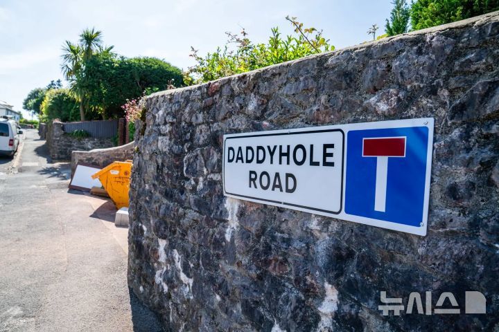 [뉴시스] 영국 데번 주에 위치한 해당 표지판이 자주 사라지고 있다. (사진=X) 2025.06.12 