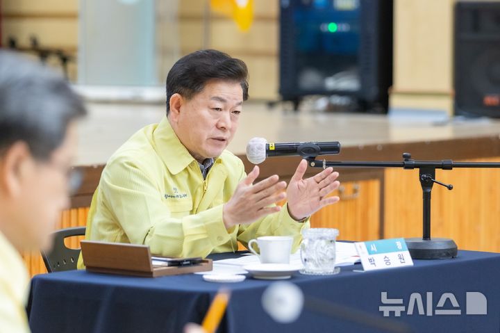 [광명=뉴시스]박승원 광명시장이 13일 시청 대회의실에서 열린 '2025년 여름철 자연재난 종합대책 보고회'에서 재난 예방과 대응에 총력을 다할 것을 당부하고 있다.(사진=광명시 제공)2025.06.13.photo@newsis.com