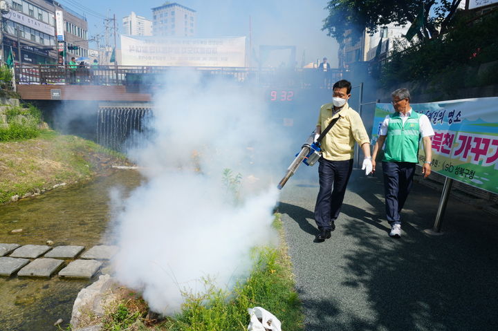 [서울=뉴시스] 이승로 성북구청장이 새마을방역봉사단 발대식을 마치고 모기가 많이 서식할 수 있는 성북천 방역을 위해 직접 방역기를 들었다. 2025.06.13 (사진 제공=성북구청) photo@newsis.com *재판매 및 DB 금지